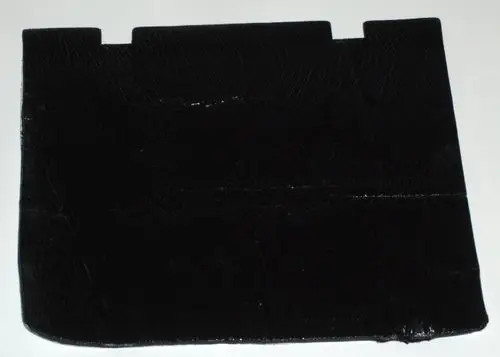 Schwarze, glatte Kunststoffplatte mit einer gekerbten Oberkante. Möglicher Einsatzbereich in Verbindung mit Daikin-Produkten.